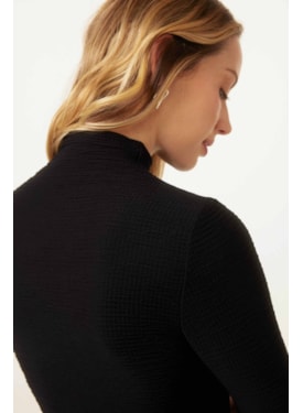 Blusa Yogini Ana Ruga Gola Justa Anna Preto