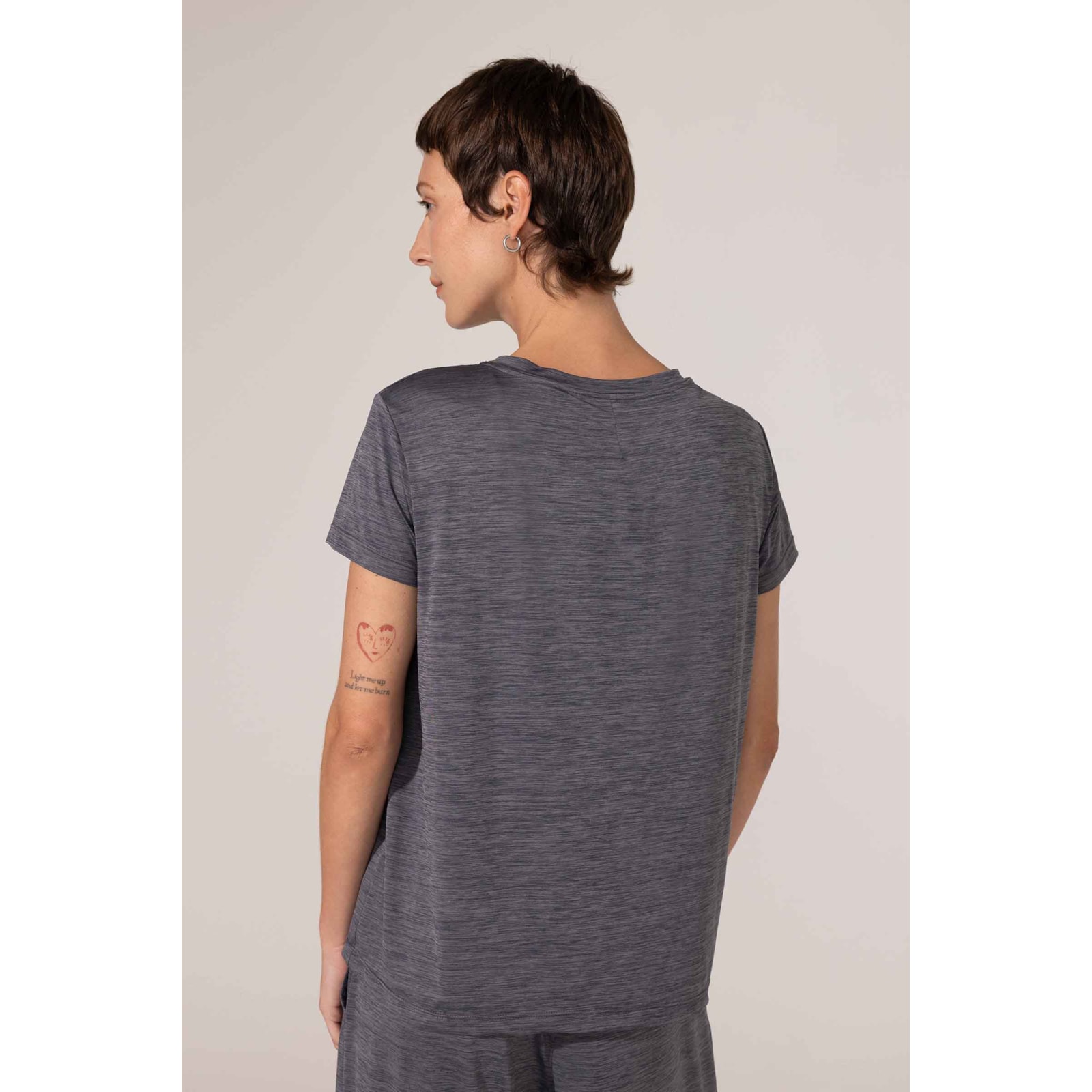 Blusa Yogini Prega Costa Alba Ii Cinza Escuro