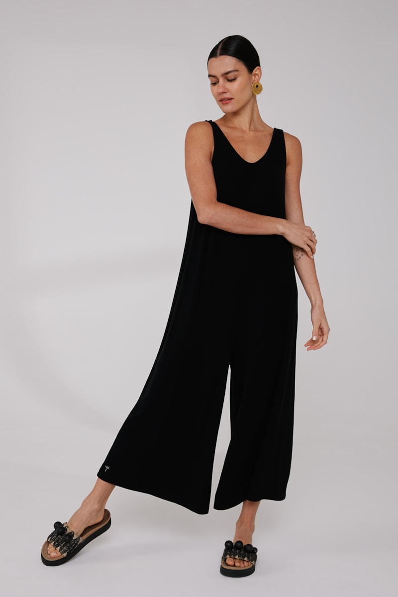 Macacão Pantacourt Preto Canelado Bambu Comfort