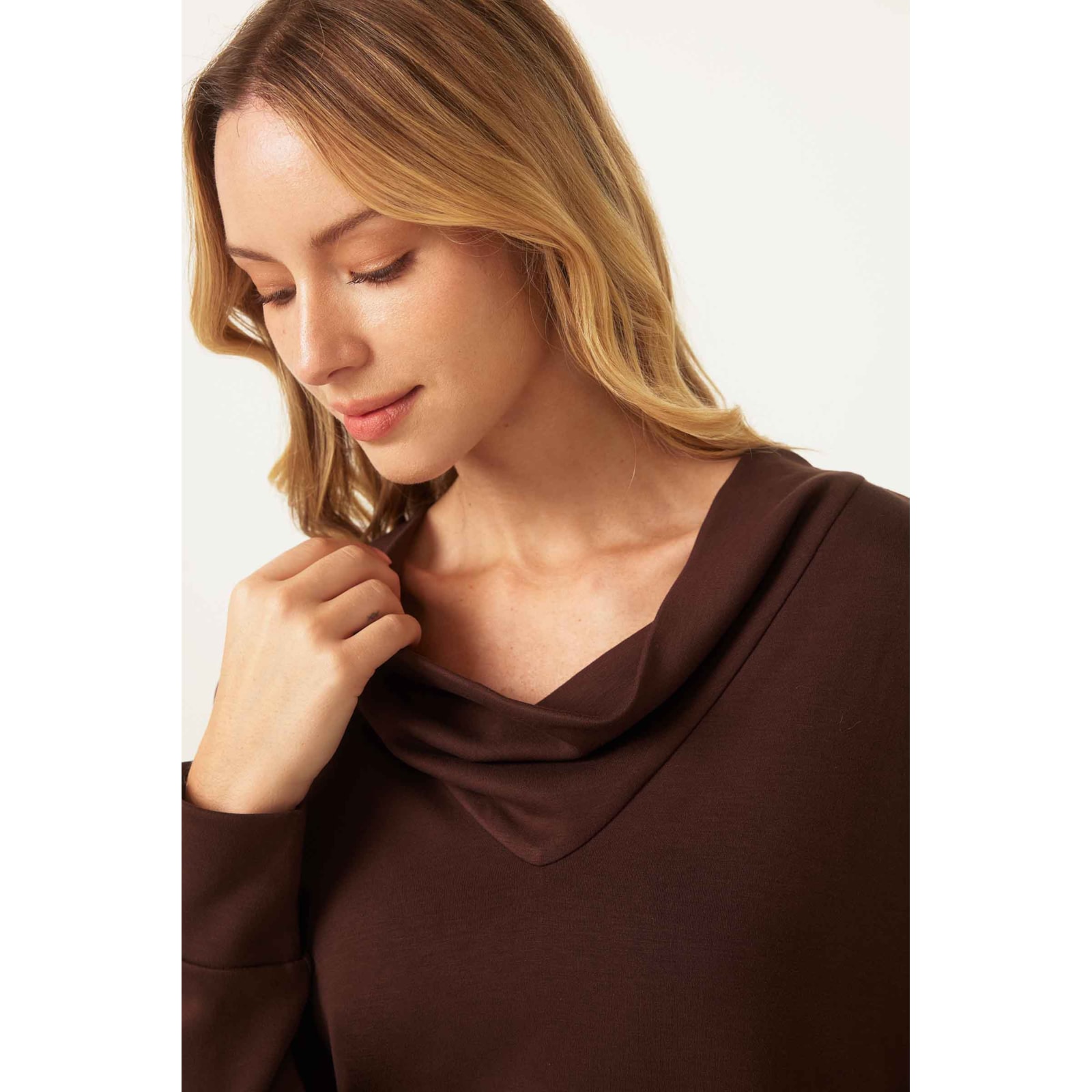 Sweatshirt Decote Degagê Marrom Theresa